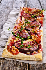 Cake with figs and nuts