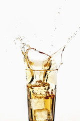 Glas Apfelschorle mit Eiswürfeln, close-up