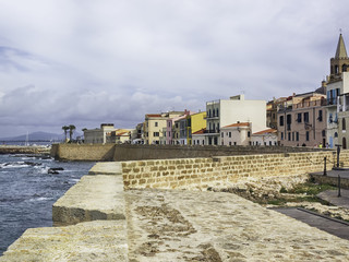 Passeggiata sui bastioni di Alghero in Sardegna