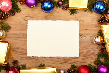 Weihnachtsgeschenke, Karte, Tannenzweige und Christbaumkugeln au