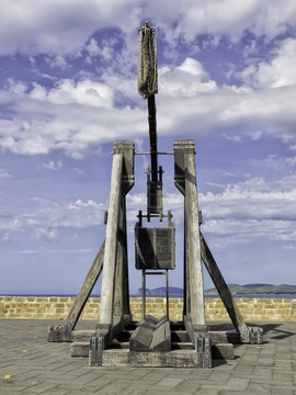 Una spettacolare catapulta sui bastioni di Alghero in Sardegna