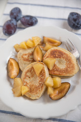 Pancakes mit Feigen und Pflaumen 