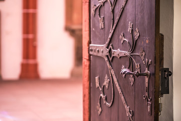 Tür zum Westchor der Katharinenkirche in Oppenheim