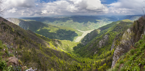Obraz premium Beautiful panoramic view of mountains and Drina river at Biljeska stena Serbia