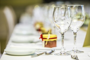 Gedeckter Tisch mit Gläsern