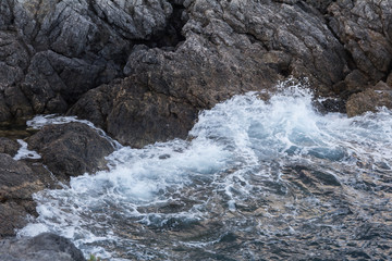 Onde che si infrangono sugli scogli di Cala Piccola