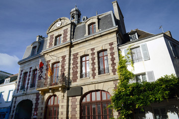Fototapeta na wymiar L'hôtel de ville de Palais à Belle-Île-en-Mer