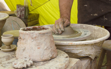 Alfarero trabajando en su taller. Artesano moldeando el barro. Maestro trabajando. Trabajos tradicionales.