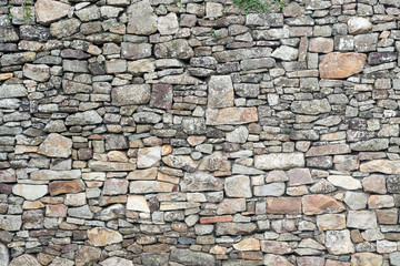 Textuur van oude verweerde middeleeuwse stenen muur