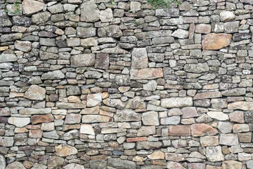 Foto op Plexiglas Steen Textuur van oude verweerde middeleeuwse stenen muur