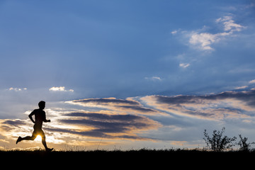 jogger silhouette am abendhimmel bei sonnenuntergang