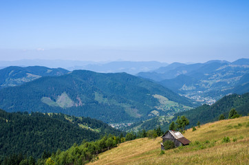 Naklejka premium górska wioska tło błękitnego nieba