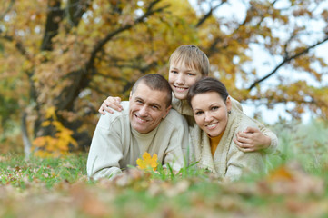 Fototapeta premium Family relax in autumn park