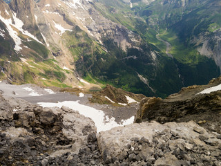 Verticalidad y vegetación en el Valle de Pineta, de origen glaciar, en el Parque Nacional de Ordesa, España. 