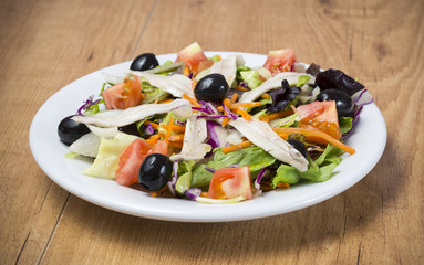 Plato de ensalada con boquerones
