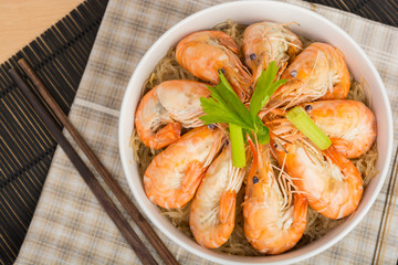 baked vermicelli with shrimp in wood dish