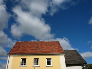 Altes Wohnhaus mit frisch gestrichener Fassade in Beige und Ocker bei Sonnenschein in Oerlinghausen...