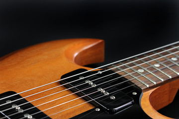 Obraz na płótnie Canvas E-Gitarre Detail mit schwarzen Hintergrund