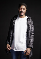 Obraz premium Man wearing white t-shirt and jeans