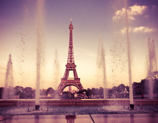 Fototapeta premium Eiffel Tower (La Tour Eiffel) with fountains.