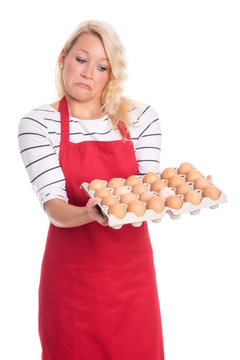 Frau hält eine Palette Eier und zieht eine Schnute