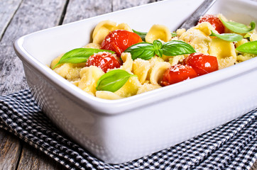 Pasta with tomatoes, Basil and cheese