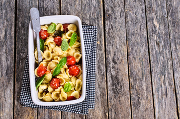 Pasta with tomatoes, Basil and cheese