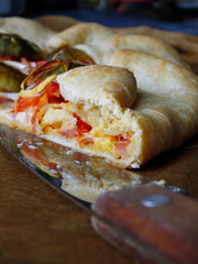 Пирог с овощами и колбасой.