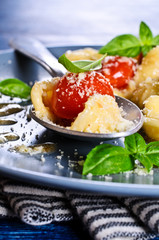 Pasta with tomatoes, Basil and cheese