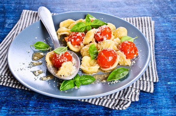 Pasta with tomatoes, Basil and cheese