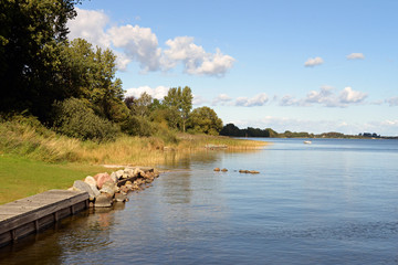 Fototapeta premium Nad brzegiem Schlei w pobliżu Karschau Arnis