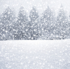 Verschneiter Winterhintergrund
