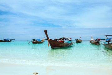 Fototapeta na wymiar Long-tailed boat on Pattaya beach (Bundhaya) Koh Lipe Thailand