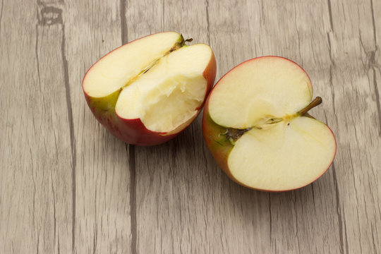 Frische Äpfel auf Holzuntergrund