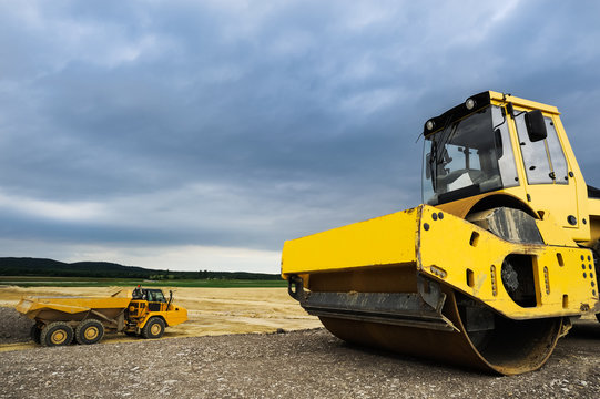 Radwalze und Muldenkipper auf der Baustelle