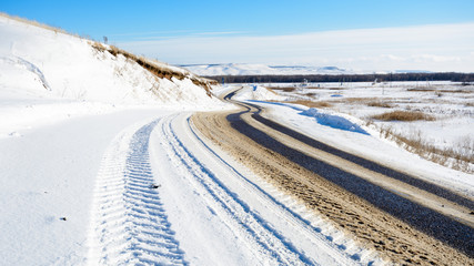 Fototapeta na wymiar Winter snow-covered winding road