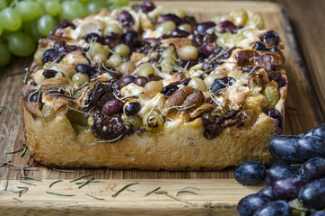 Cake with chocolate and marshmallow grapes from Jamie Oliver  