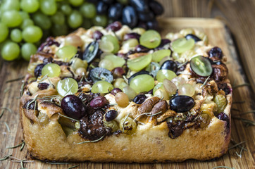Cake with chocolate and marshmallow grapes from Jamie Oliver  
