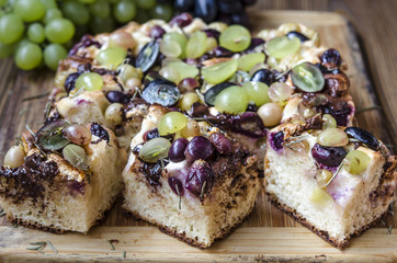 Cake with chocolate and marshmallow grapes from Jamie Oliver  