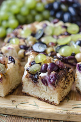 Cake with chocolate and marshmallow grapes from Jamie Oliver  