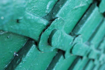 кованные клепки на воротах