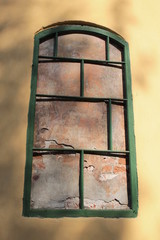 окно без стекла и света