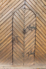 деревянная дверь в замок