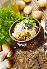 Stewed potatoes with mushrooms and sour cream