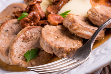 Mashed potatoes with pork medallions and chanterelle sauce