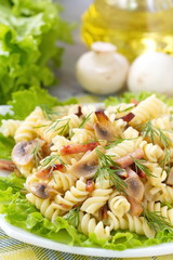 Pasta with ham and mushrooms