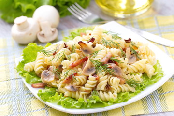 Pasta with ham and mushrooms