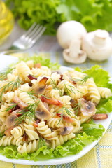Pasta with ham and mushrooms