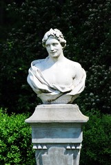 Sculptures of Uzutrakis manor on the board of Galves lake