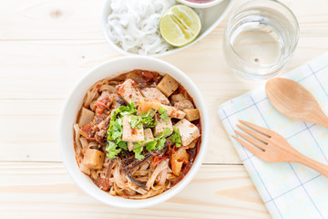 rice noodles with spicy sauce